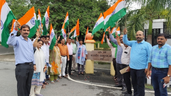 काकोरी कांड के लोगों को नमन करते हुए कुलपति डॉ वंदना सिंह एवं अन्य विभाग के लोग