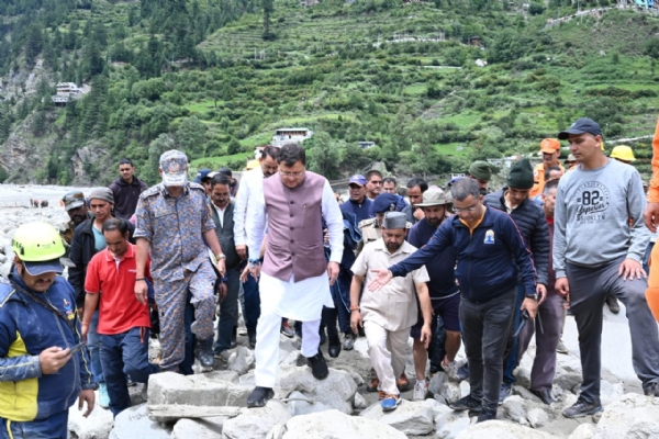 आपदा प्रभावित क्षेत्र में मुख्यमंत्री धामी।