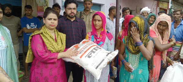 किट वितरण करते हुए