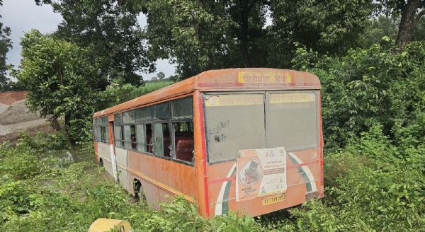 हाफिजगंज में एक्सल टूटने से खंती में उतरी रोडवेज बस।