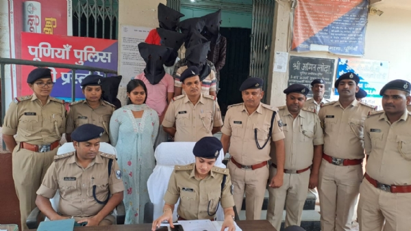 एसपी के साथ पुलिस तथा आरोपी