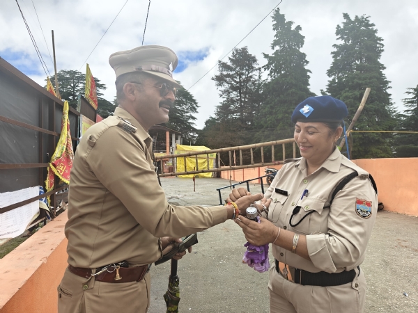 ड्यूटी के दौरान राखी बांधते पुलिसकर्मी