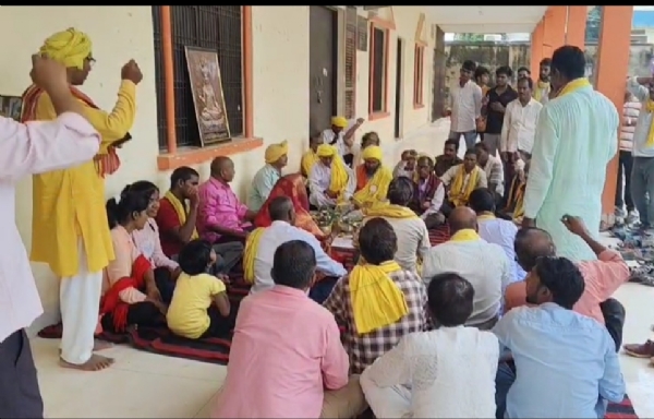 सिटी क्लब प्रांगण में मूल आदिवासी दिवस/विश्व आदिवासी दिवस मनाते समाज के लोग।