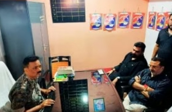 थाना  पहुंचे सांसद सहित अन्य