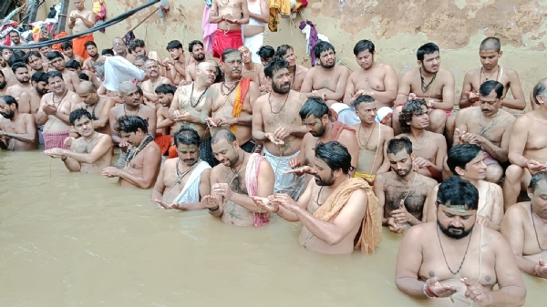 अहिल्या बाईघाट पर श्रावणी उपाकर्म करते ब्राम्हण समाज के लोग