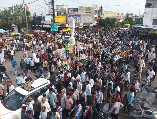 अंतिम यात्रा में उमड़ा जनसैलाब।