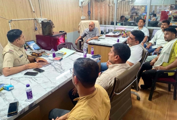 स्वतंत्रता दिवस पर यातायात के संबंध में ट्रांसपोर्ट यूनियन प्रधानों के साथ बैठक करते यातायात पुलिस अधिकारी।