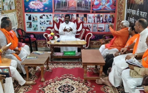 कबीर मठ में दाएं से पहले स्थान पर बैठे आलोक कुमार