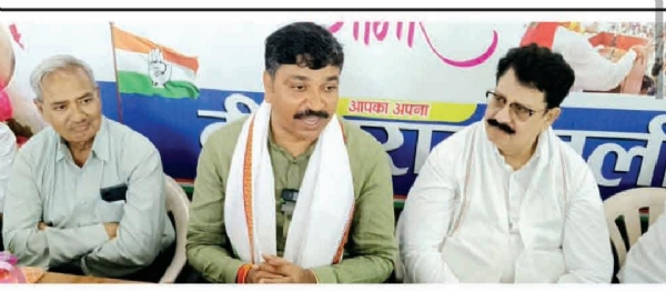 अलवर. प्रेस कॉन्फ्रेंस करते नेता प्रतिपक्ष व अन्य कांग्रेस नेता।