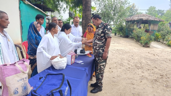 एसएसबी जवानो को राखी बांधती ब्रह्मकुमारी बहने