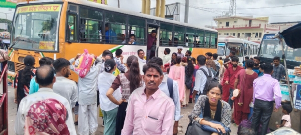 हरिद्वार बस अड्डे पर भीड़