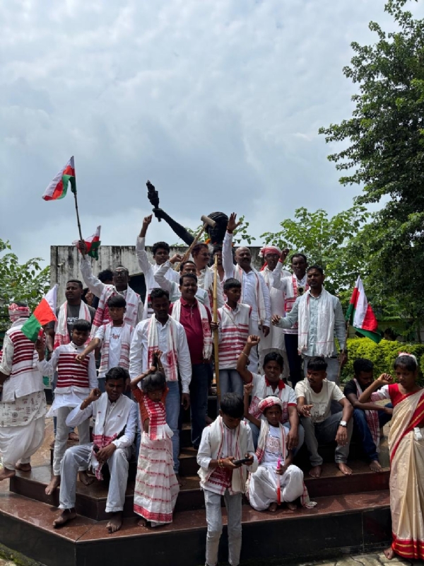 श्रद्धांजलि देते समिति के सदस्यगण