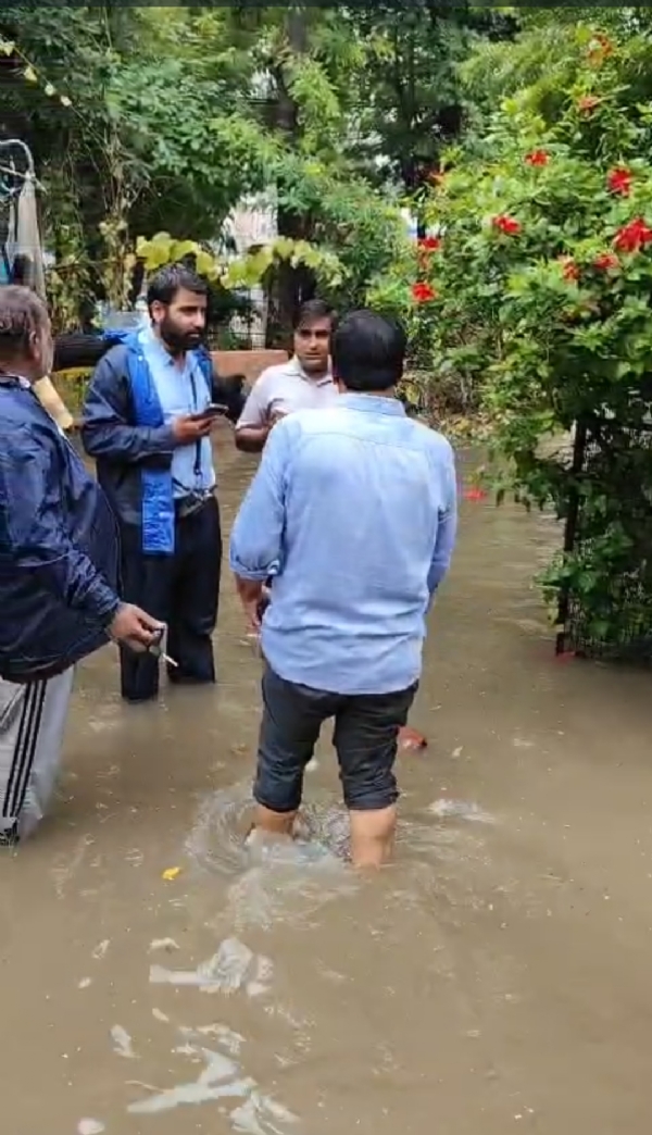 जलभराव में खड़े स्थानीयनिवासी