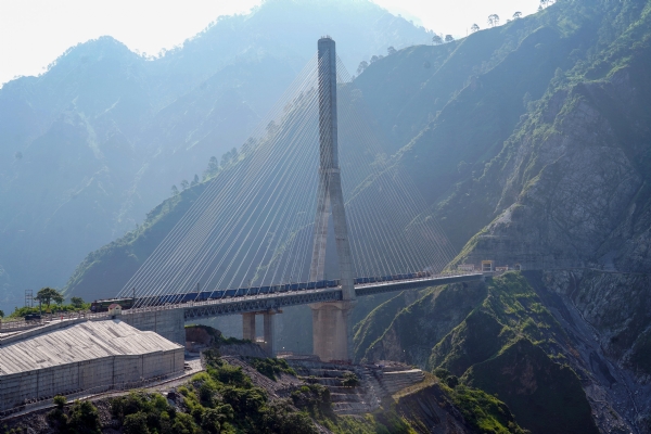 कश्मीर घाटी जाती सीमेंट से लदी रेक