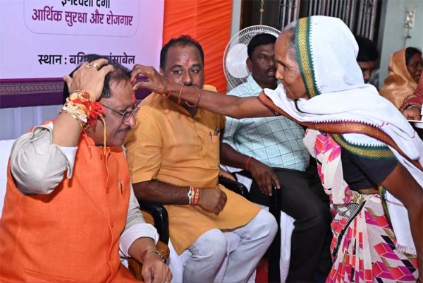 मुख्यमंत्री विष्णुदेव साय योजनाओं से लाभान्वित बहनों ने राखी बांधते हुए