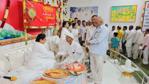 तिलक लगाकर शुभकामनाएं देती सेवा केंद्र प्रभारी बीके बिंदु दीदी।