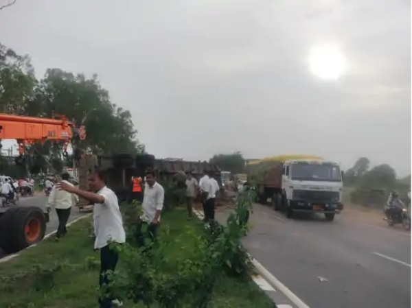 तेज रफ्तार ट्रेलर ने कार को मारी टक्कर:हादसे में पांच लोगों की मौत
