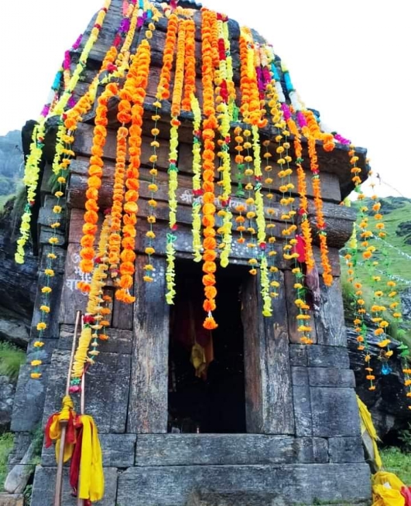उच्च हिमालय में भगवान बंशीनारायण मंदिर पूजा अर्चना के लिए इस तरह खुला रहा।