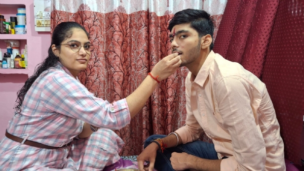 बहन भाई को राखी बांधते हुए