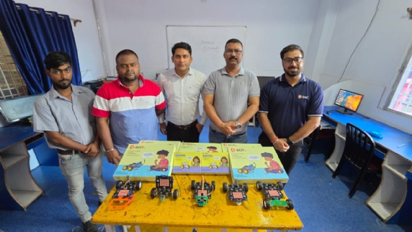 अररिया फोटो:आर्टिकल इंटेलीजेंस और रोबोटिक्स लर्निंग की जानकारी देते प्रशिक्षक