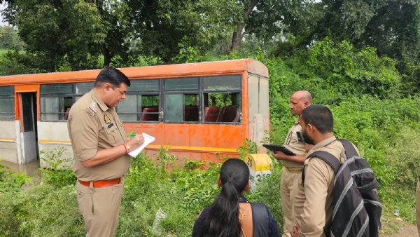 बस हादसे के बाद मौके पर जुटी पुलिस और ग्रामीण।