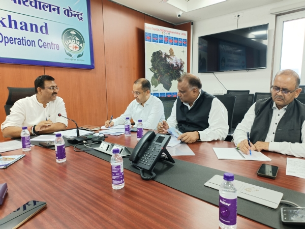 मुख्य सचिव आनंद बर्द्धन  राज्य आपातकालीन परिचालन केंद्र में आपदा राहत कार्यों की समीक्षा करते।