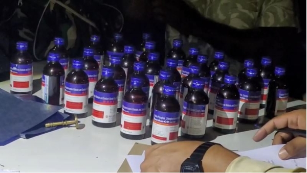 प्रतिबंधित कफ सिरप जब्त करती पुलिस