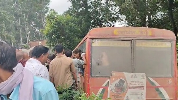 हाईवे किनारे पानी से भरी खंती में गिरी रोडवेज बस, मौके पर मौजूद ग्रामीण।