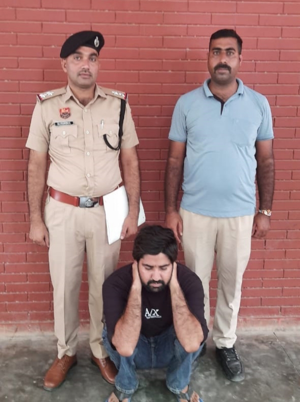 पकड़ा गया ठगी करने का आरोपी।