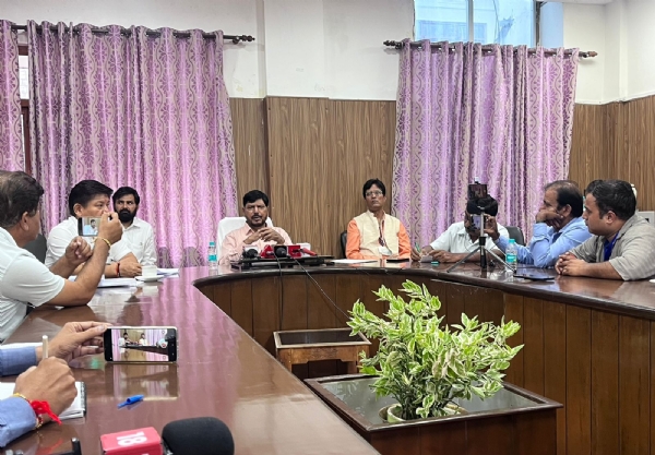 मीडिया को संबोधित करते केंद्रीय मंत्री।