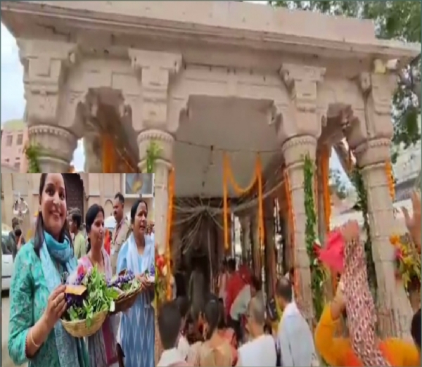 श्रीकाशी विश्वनाथ मंदिर और राखी लेकर पहुंची महिलाएं