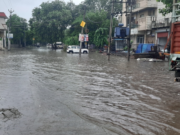 पलवल में सड़कों पर लबालब पानी