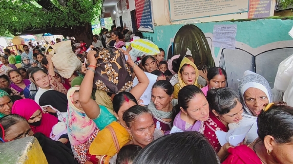 रक्षाबंधन पर जिला कारागार में बंद भाइयों की राखी बांधने पहुंची बहनों की लगीं कतारें ।