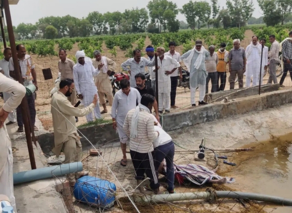 डिग्गी से शव को बाहर निकालते ग्रामीण।