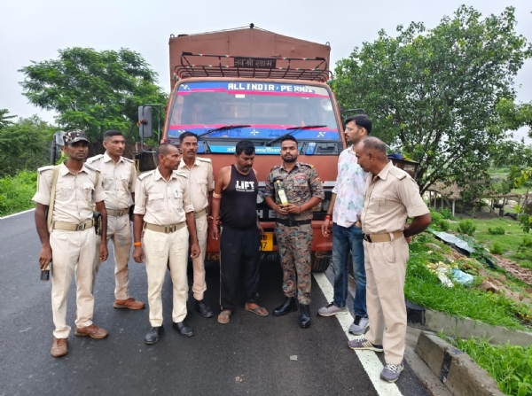 पश्चिम चंपारण में उत्पाद विभाग द्वारा भारी मात्रा में विदेशी शराब जब्त