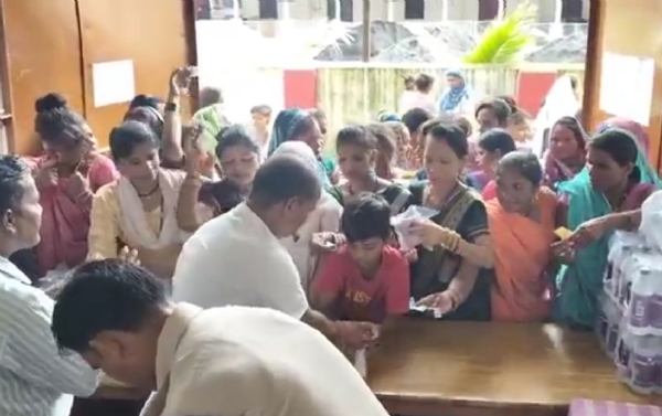 बहनों ने बांधी बंदी भाइयों को राखी..