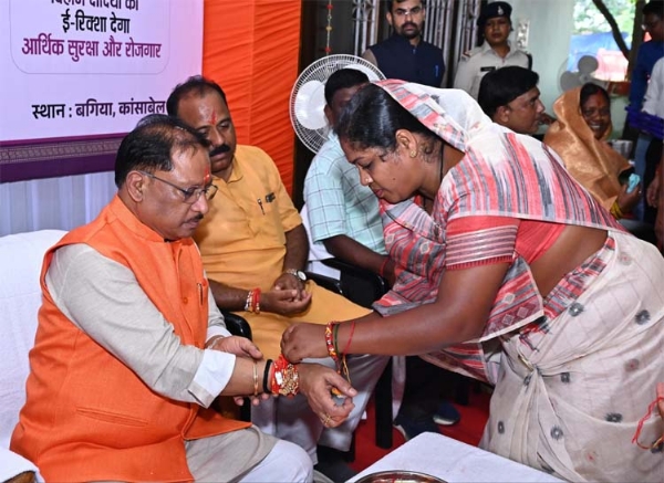 मुख्यमंत्री विष्णुदेव साय योजनाओं से लाभान्वित बहनों ने राखी बांधते हुए