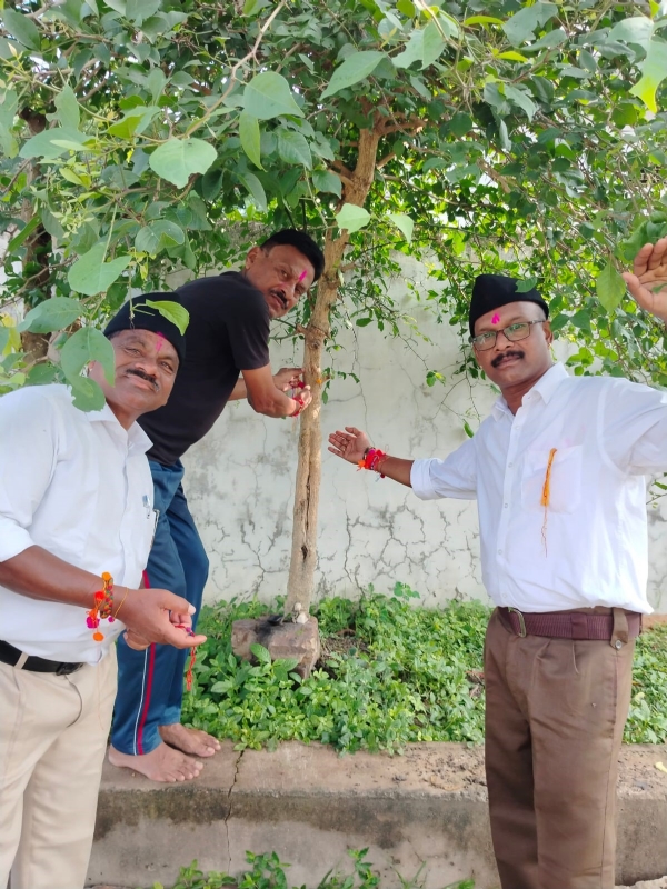 शिवाजी प्रभात शाखा में रक्षाबंधन का पर्व मनाते हुए।