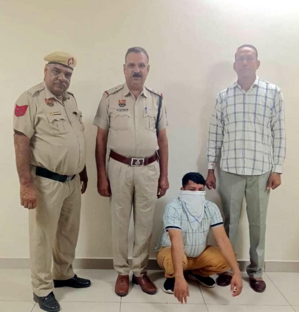 फतेहाबाद। पुलिस गिरफ्त में ठगी का आरोपी।