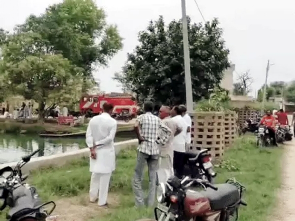 जोहड़ किनारे इकट्ठा हुए ग्रामीण।