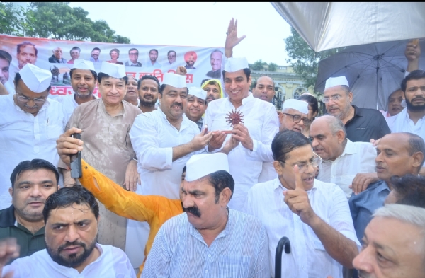 भारत छोड़ो दिवस की वर्षगांठ पर चांदनी चौक के ऐतिहासिक टॉउन हॉल पर राष्ट्रीय ध्वज फहराते कांग्रेस कार्यकर्ता