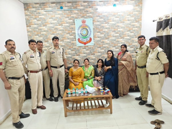 कोरबा: कुसमुंडा में प्रेरणा महिला मंडल ने पुलिसकर्मियों को बांधी राखी