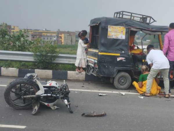 दुर्घटनाग्रस्त बाइक व टेंपू