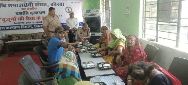 कोरबा पुलिस ने प्रशांति वृद्धाश्रम में मनाया रक्षाबंधन, बुजुर्ग माताओं को दी राखी और उपहार