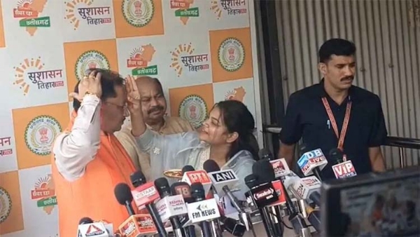 मुख्यमंत्री विष्णुदेव साय राखी बांधती महिला पत्रकार