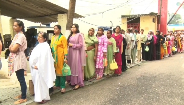 राखी बांधने पहुंचीं बहने लाइनों में लगकर अपनी बारी का इंतजार करते हुए
