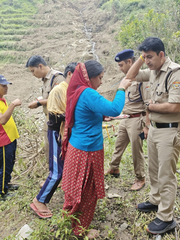 आपदाग्रस्त सैंजी गांव में प्रभावित महिलाओं ने राहत कार्यो में जुटे  पुलिस जवानों को बांधी राखी