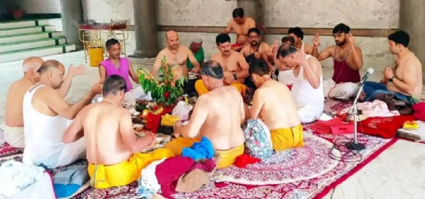 नयना देवी मंदिर में यज्ञोपवीत बदलते लोग।