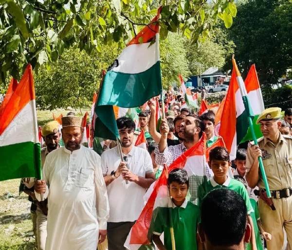 कोई तिरंगा नहीं थामेगा से लेकर पीडीपी विधायक द्वारा तिरंगा रैली का नेतृत्व करने तक - मोदी का नया जम्मू-कश्मीर महबूबा के