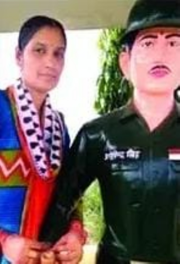 कारगिल युद्ध में शहीद हुए अरविंद सिंह की प्रतिमा पर राखी बांधती उनकी बहन।